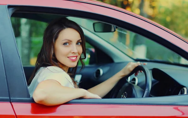 Uśmiechnięta Kobieta Kierowca Kierownicą Czerwony Samochód — Zdjęcie stockowe