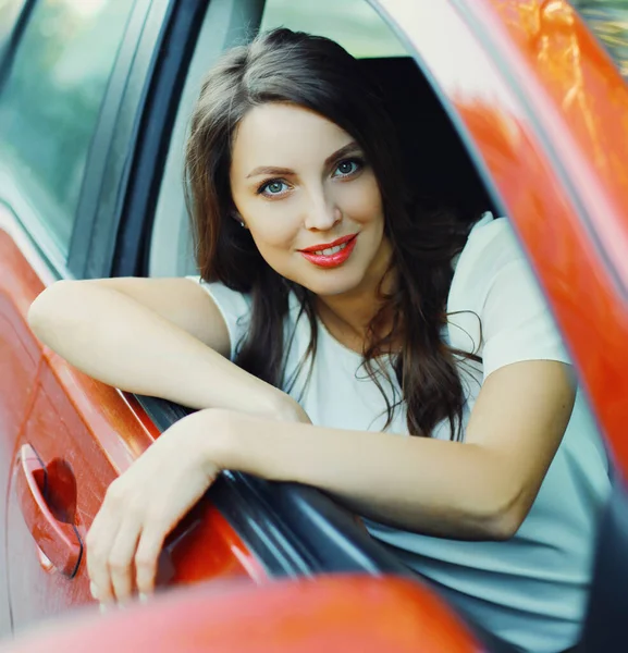 Felice Donna Pilota Sorridente Volante Auto Rossa — Foto Stock