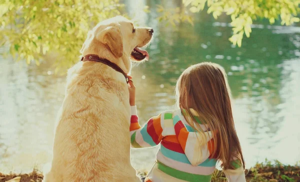 Mała Dziewczynka Dziecko Labrador Pies Retriever Siedzi Słonecznym Parku Letnim — Zdjęcie stockowe