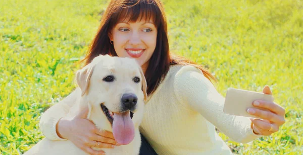 Щаслива Жінка Собака Знімають Селфі Телефону Траві — стокове фото