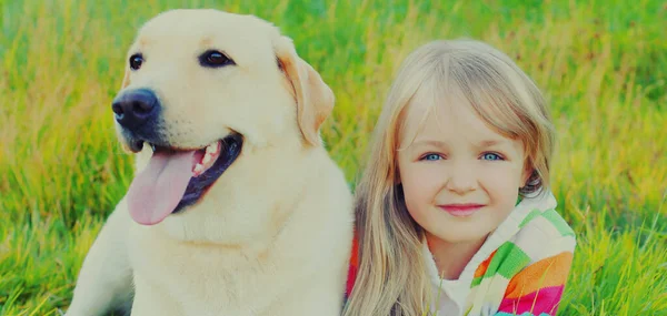 Porträtt Liten Flicka Barn Och Labrador Retriever Hund Tillsammans Gräset — Stockfoto