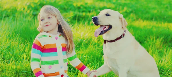 Portret Klein Meisje Kind Labrador Retriever Hond Samen Het Gras — Stockfoto