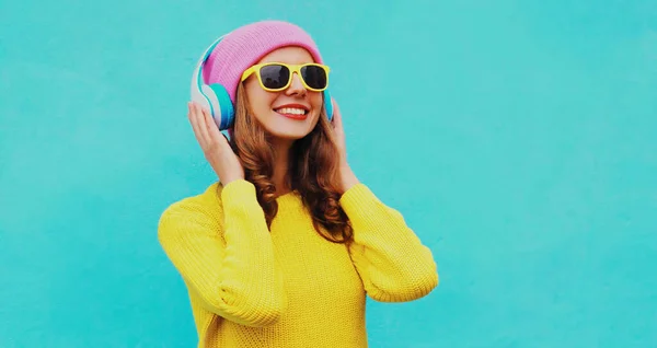 Портрет Щасливої Усміхненої Молодої Жінки Бездротових Навушниках Слухає Музику Жовтому — стокове фото