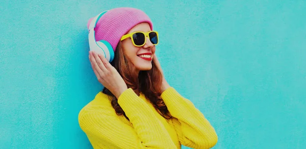 Портрет Щасливої Усміхненої Молодої Жінки Бездротових Навушниках Слухає Музику Жовтому — стокове фото