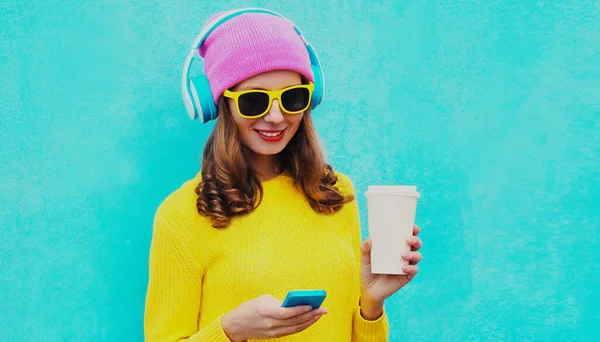 Retrato Jovem Mulher Moderna Fones Ouvido Sem Fio Ouvindo Música — Fotografia de Stock