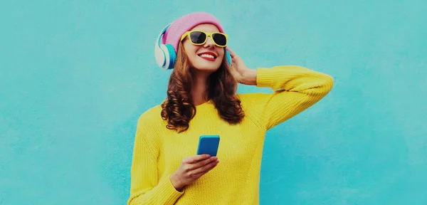 Портрет Сучасної Молодої Жінки Бездротових Навушниках Слухає Музику Телефоном Жовтому — стокове фото