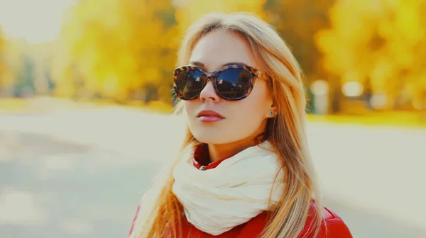 Ritratto Bella Giovane Donna Bionda Nel Parco Cittadino — Foto Stock