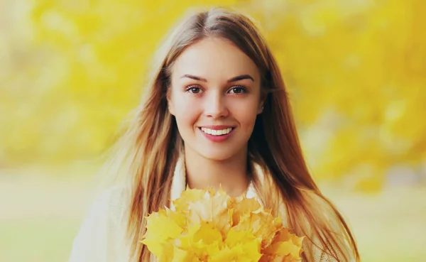 Portrait Beautiful Smiling Blonde Woman Yellow Maple Leaves Autumn Park — Stock Photo, Image