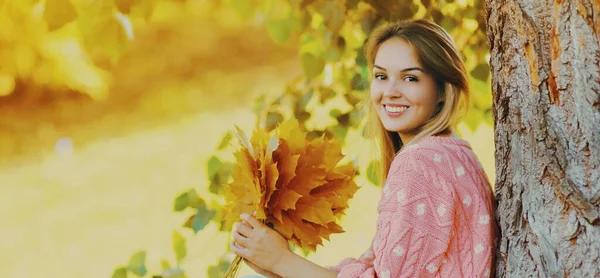 Retrato Bela Mulher Loira Sorridente Com Folhas Bordo Amarelas Parque — Fotografia de Stock