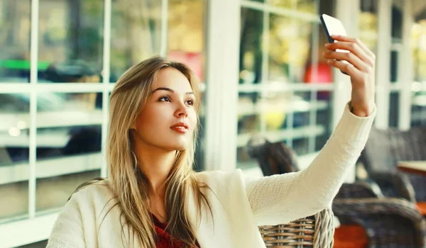 Νεαρή Γυναίκα Που Παίρνει Selfie Από Τηλέφωνο Κάθεται Ένα Τραπέζι — Φωτογραφία Αρχείου