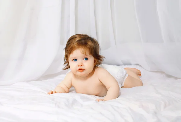 Encantador bebé en la cama de casa —  Fotos de Stock