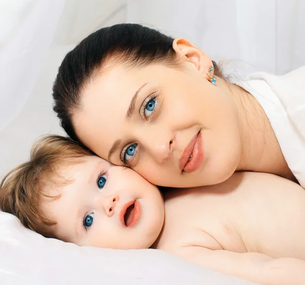 Primer plano retrato feliz familia madre y bebé — Foto de Stock