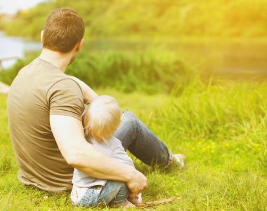 Baba ve oğul doğa üzerinde dinlenme