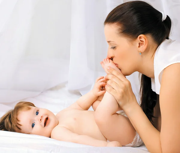 Encantador bebê na cama casa — Fotografia de Stock