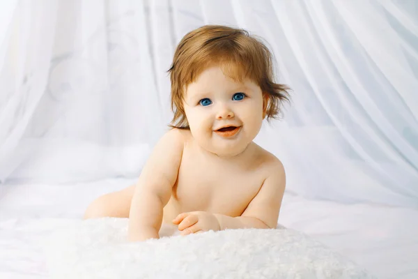 家のベッドの上の魅力的な赤ちゃん — ストック写真