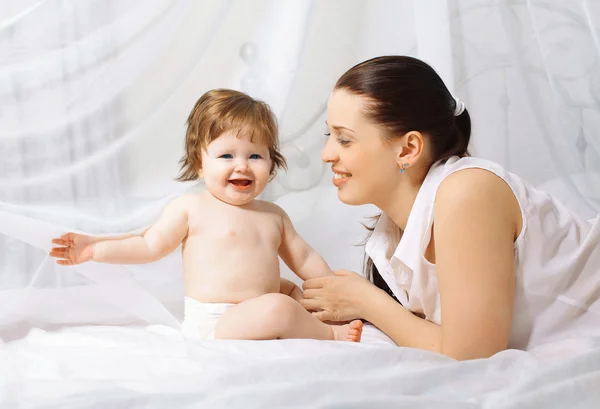 Affascinante bambino sul letto di casa — Foto Stock