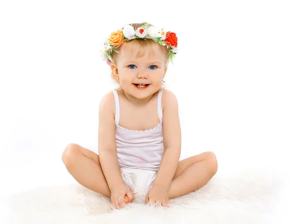 Schattige mooie blonde babymeisje met bloemen krans op zijn hoofd — Stockfoto