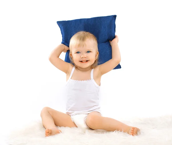 Affascinante carina bambina con un cuscino — Foto Stock
