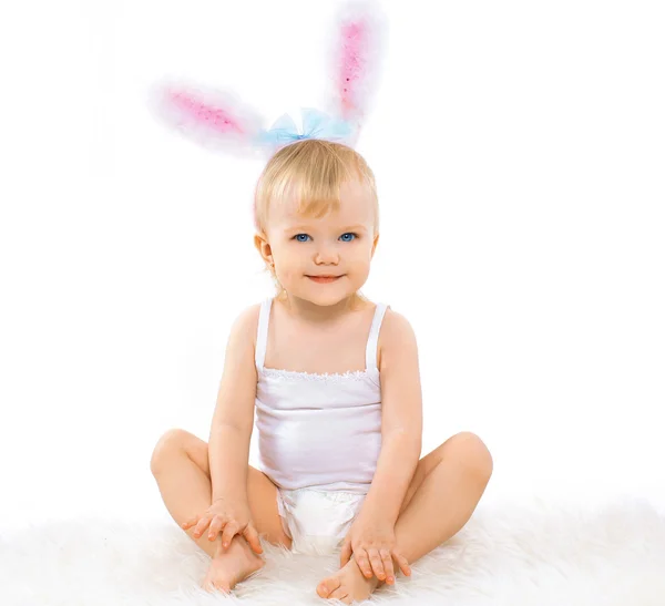 Doce bebê bonito em traje coelho de Páscoa — Fotografia de Stock