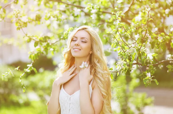 Ritratto bello giovane ragazza occhi chiuso godendo estate — Foto Stock