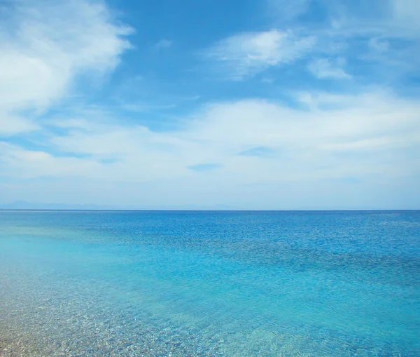 Mer bleue et ciel nuageux, temps clair — Photo