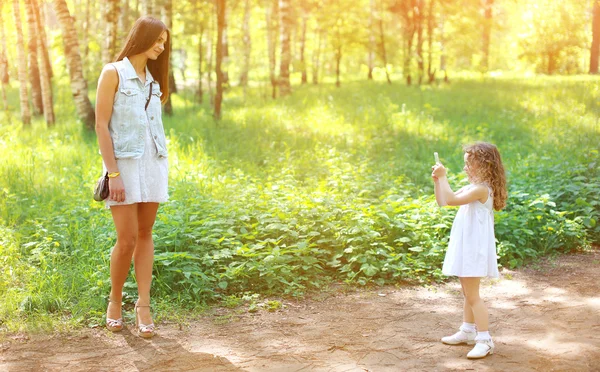 Heureux mère et fille ensemble avoir amusant photographié sur th — Photo