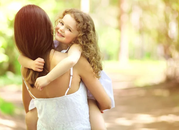 Alegre niño y madre divirtiéndose, amistosa familia camina al aire libre — Foto de Stock