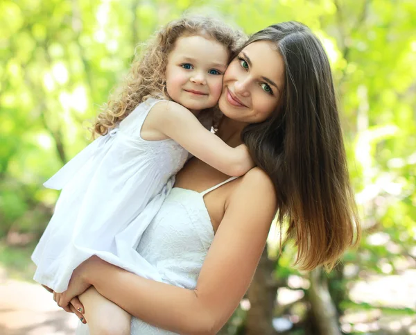 Portrait lovely mom and daughter in warm sunny summer day, happy — Stock Photo, Image