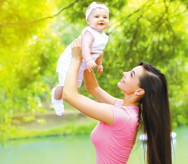 Happy mom playing with child in the park summer — Stock Photo, Image