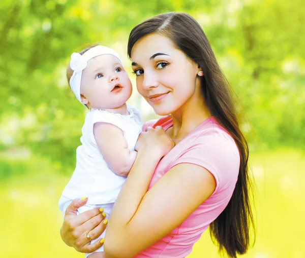 Mamma e bambino felici nella giornata di sole estiva — Foto Stock