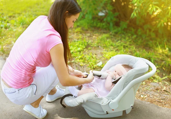 Baby autostoel — Stockfoto