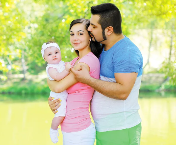 Glad trevlig familj i sommardag — Stockfoto