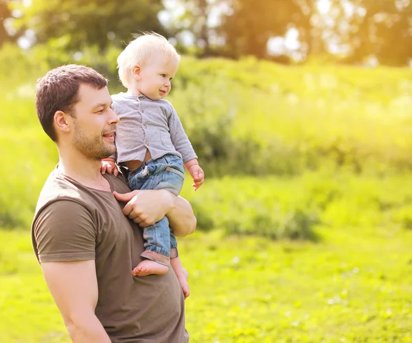 Pai e filho ao ar livre — Fotografia de Stock