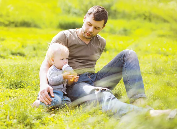 Babygetränke aus der Flasche — Stockfoto