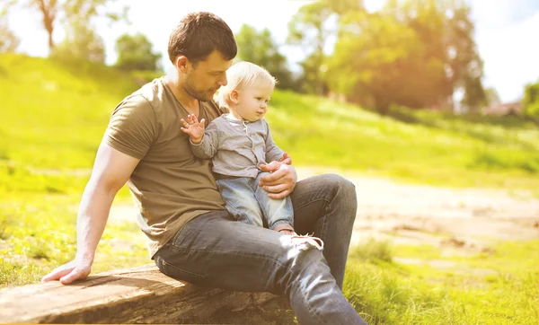 Dad and son in summer day — Stock fotografie