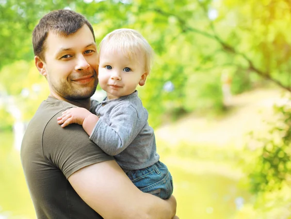 Retrato feliz pai e filho no dia de verão — Fotografia de Stock
