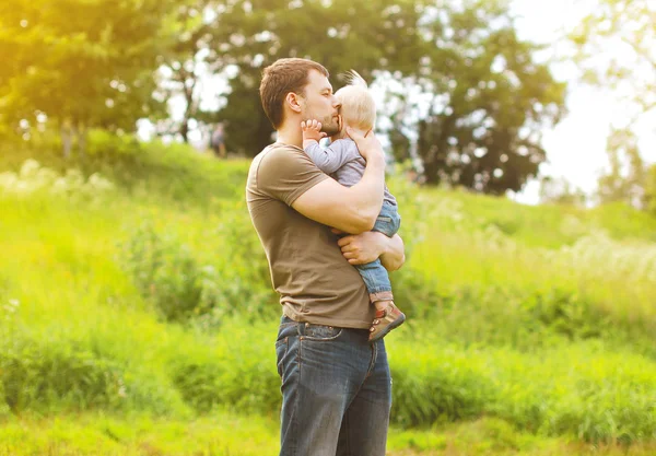 Sinnlicher Vater und Kind entspannen den Sommer — Stockfoto