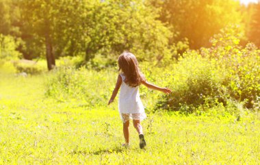 bambina cammina sulla natura