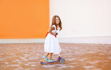 pozitif neşeli kız elbise şehir scooter üzerinde