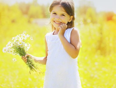 güneşli yaz portre sevimli tatlı küçük kız