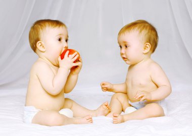 İki bebek ikiz yatak