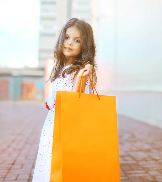 Belle petite fille de mode avec sac à provisions — Photo