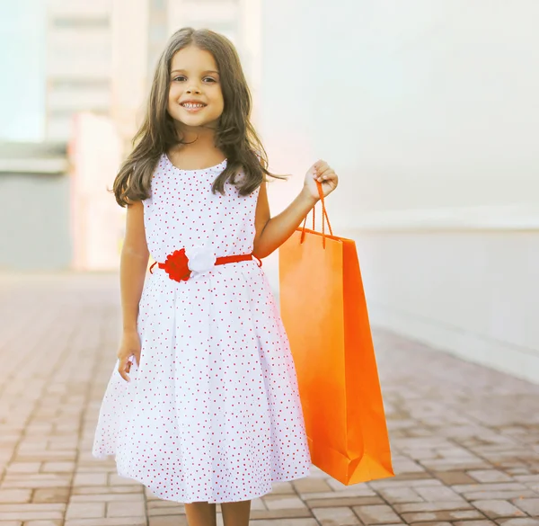 Güzel küçük kız alışveriş çantası ile — Stok fotoğraf