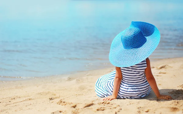 Resumen viaje foto bonita niña en vestido y sombrero enjoyi —  Fotos de Stock