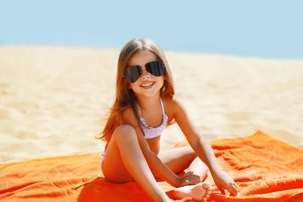 Child has a rest in the summer on the beach — Stock Photo, Image