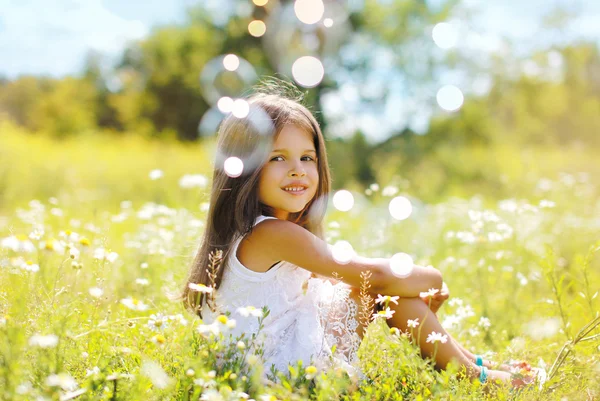 Kind hat Spaß am Sommertag — Stockfoto