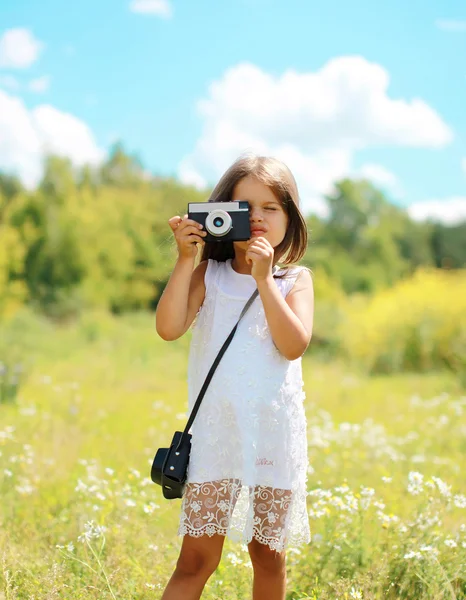 Child with retro camera in summer day — Stock fotografie