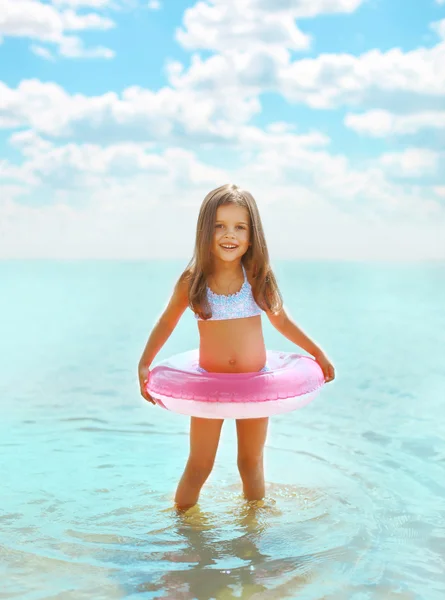 Criança feliz se divertindo tomando banho no mar — Fotografia de Stock