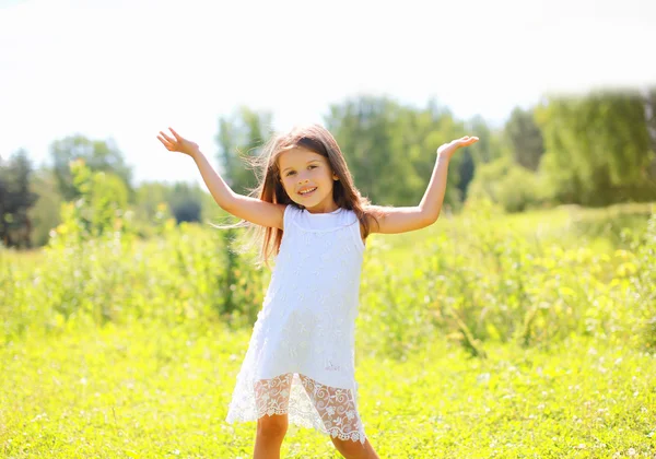 Glad liten tjej att ha kul i sommardag — Stockfoto