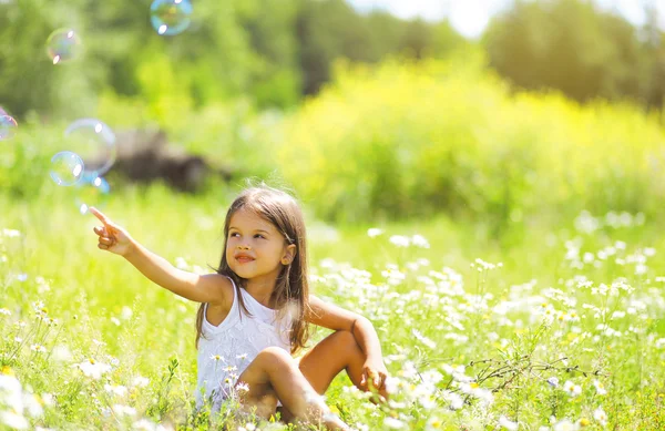 Niña divirtiéndose en el día de verano, burbujas de jabón — Foto de Stock